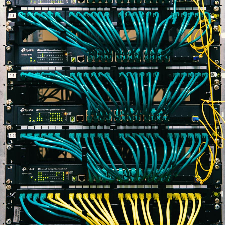 Rack de servidores com cabos de rede organizados